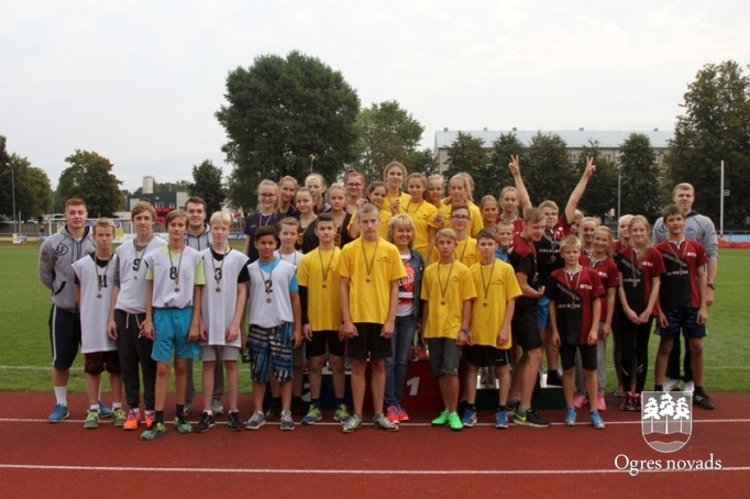 Ogres 1.vidusskolas komanda uzvar «Olimpiskajā dienā 2015»