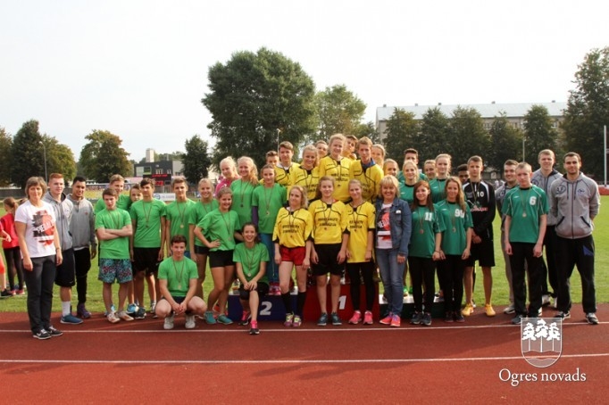 Ogres 1.vidusskolas komanda uzvar «Olimpiskajā dienā 2015»