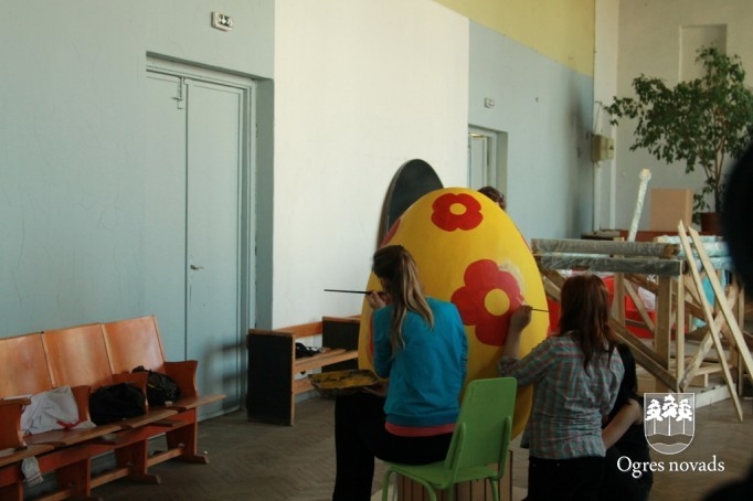 Lieldienu olu krāsošana Ogres tehnikumā
