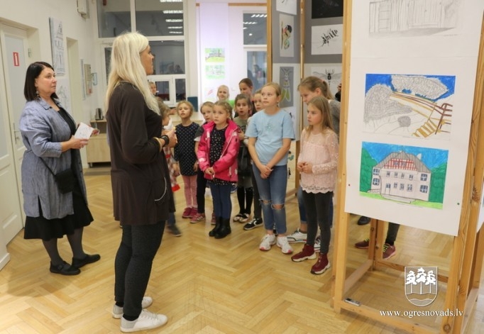 Mākslas skolas audzēkņu darbi pārtapuši par atklātnītēm un lielizmēra attēliem