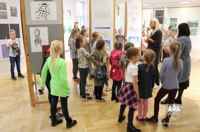Mākslas skolas audzēkņu darbi pārtapuši par atklātnītēm un lielizmēra attēliem
