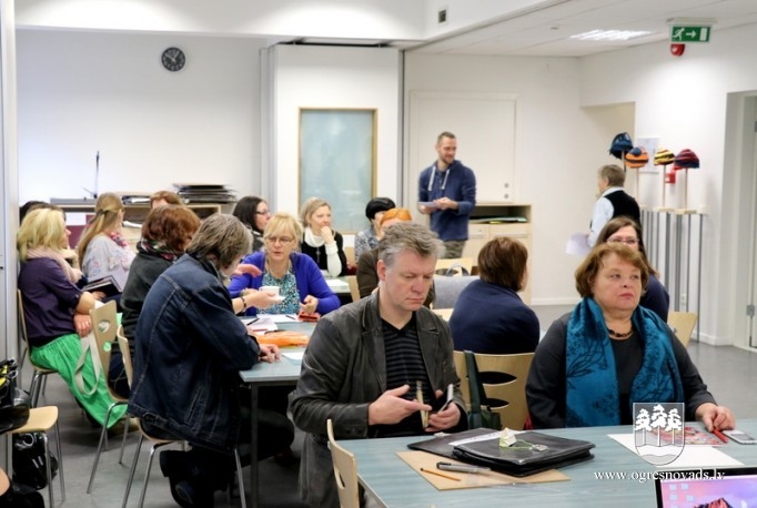 Ogres Mākslas skolā notiek seminārs par grāmatu veidošanas procesu
