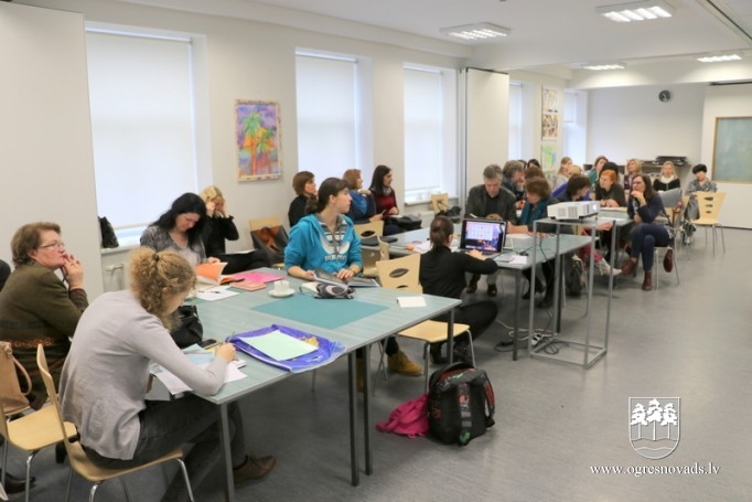 Ogres Mākslas skolā notiek seminārs par grāmatu veidošanas procesu