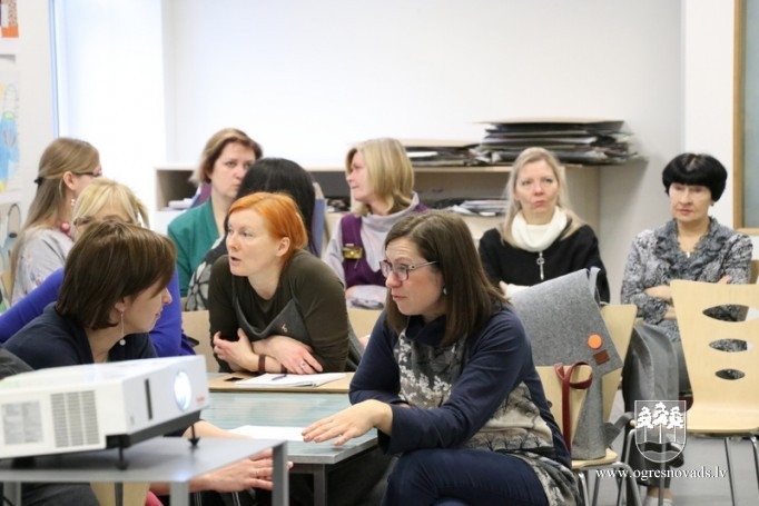 Ogres Mākslas skolā notiek seminārs par grāmatu veidošanas procesu