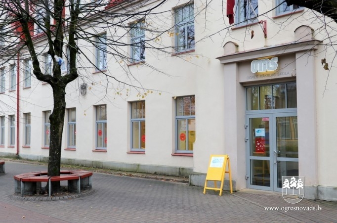 Ogres Mākslas skolā notiek seminārs par grāmatu veidošanas procesu