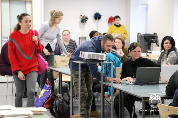 Ogres Mākslas skolā notiek seminārs par grāmatu veidošanas procesu