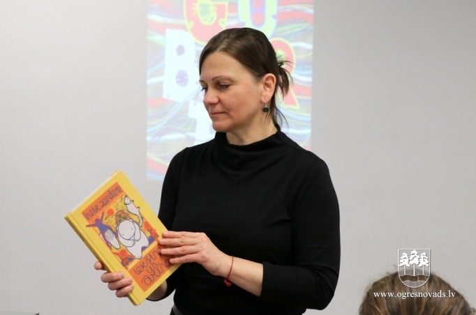 Ogres Mākslas skolā notiek seminārs par grāmatu veidošanas procesu