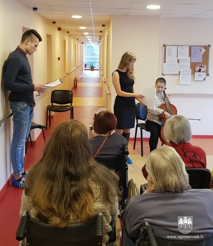 Jaunieši Sieviešu dienā sveic Ogres pansionāta iemītnieces