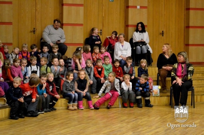 Skolēni uzved izrādi