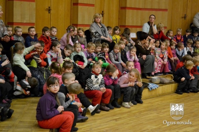 Skolēni uzved izrādi