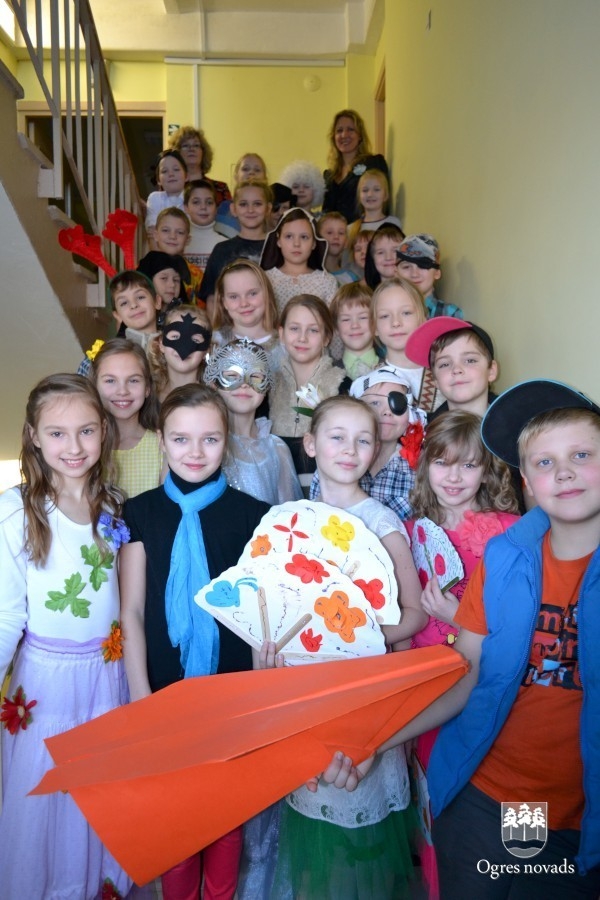 Skolēni uzved izrādi