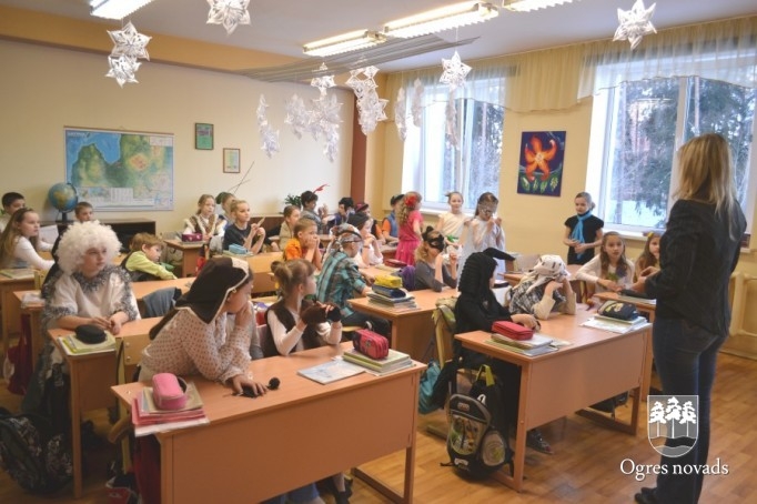 Skolēni uzved izrādi