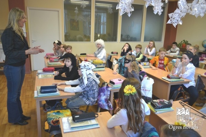 Skolēni uzved izrādi
