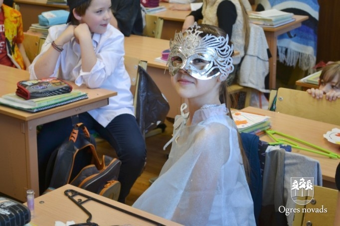 Skolēni uzved izrādi
