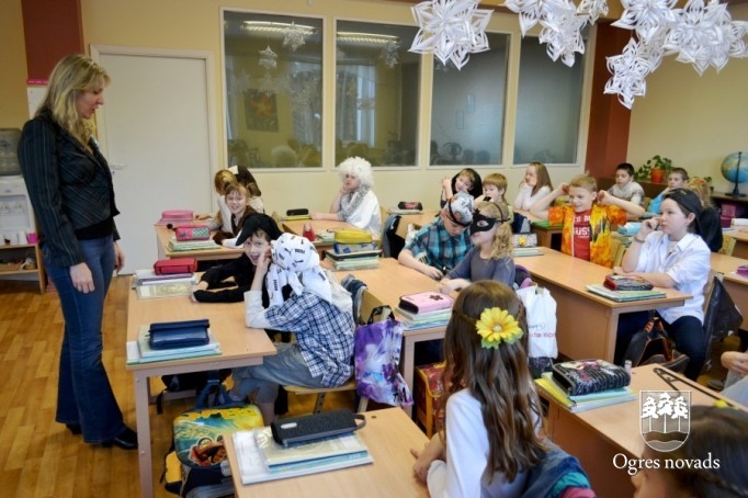 Skolēni uzved izrādi