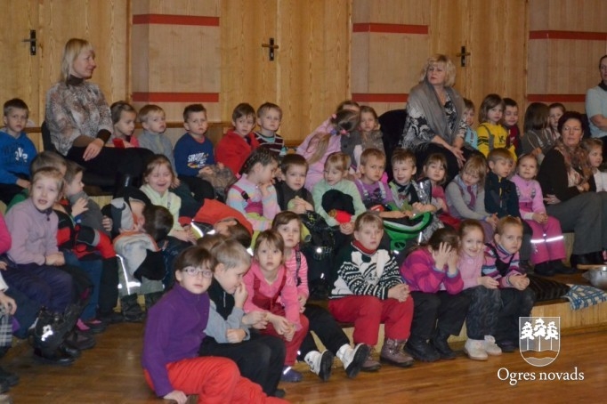 Skolēni uzved izrādi