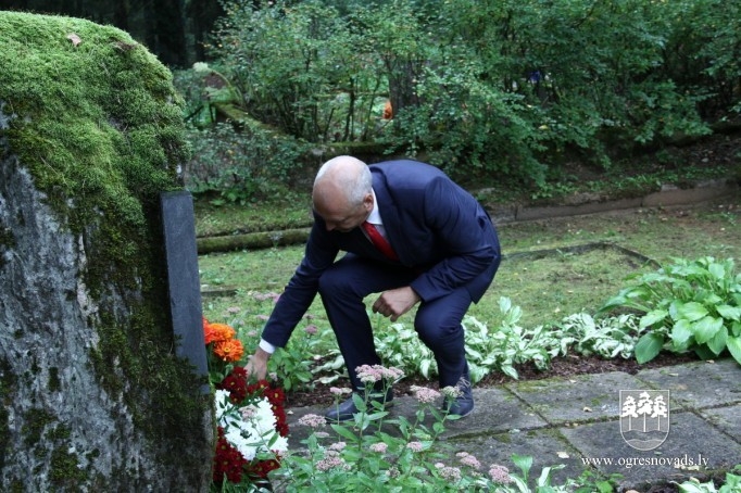 Ogres tehnikumā atklāj holokaustā cietušajiem ebreju bērniem veltītu izstādi