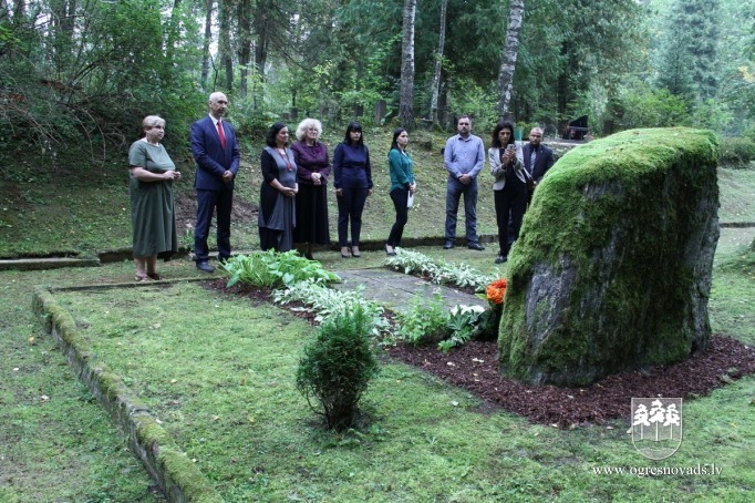 Ogres tehnikumā atklāj holokaustā cietušajiem ebreju bērniem veltītu izstādi