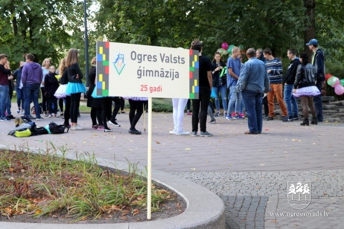OVĢ ģimnāzijas skolēni vingro ielās