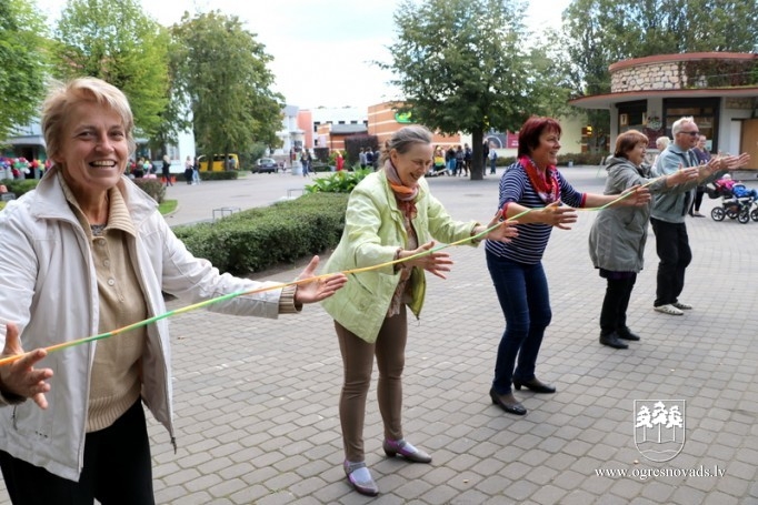OVĢ ģimnāzijas skolēni vingro ielās