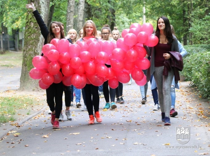 OVĢ ģimnāzijas skolēni vingro ielās