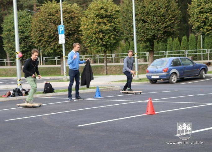 OVĢ ģimnāzijas skolēni vingro ielās