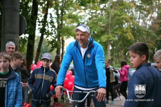 OVĢ ģimnāzijas skolēni vingro ielās