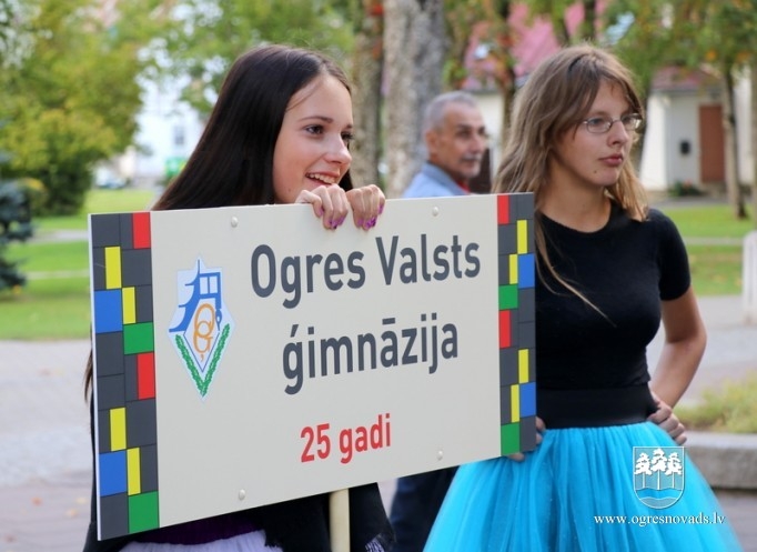 OVĢ ģimnāzijas skolēni vingro ielās