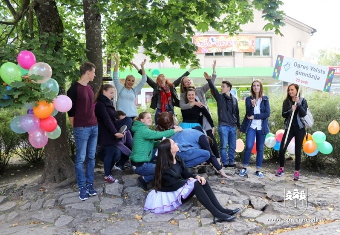 OVĢ ģimnāzijas skolēni vingro ielās
