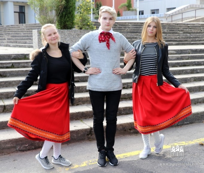 OVĢ ģimnāzijas skolēni vingro ielās