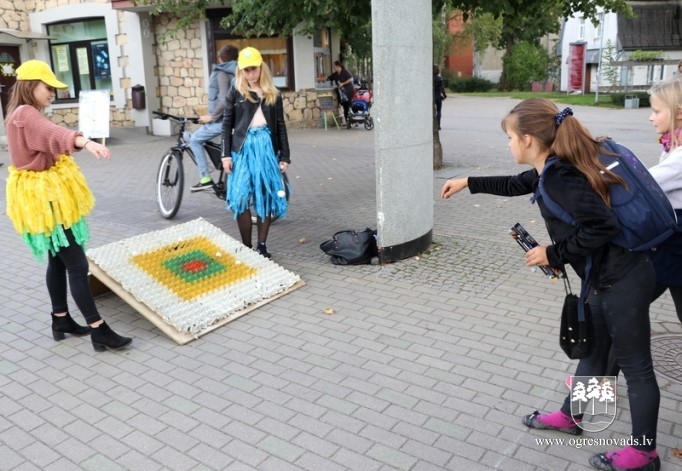 OVĢ ģimnāzijas skolēni vingro ielās