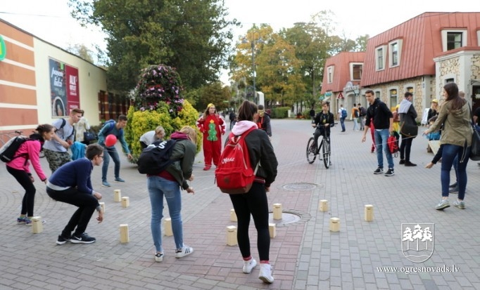 OVĢ ģimnāzijas skolēni vingro ielās