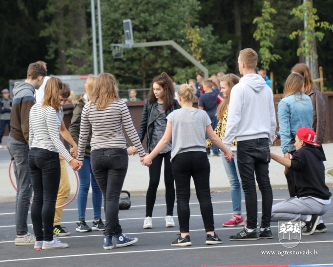 OVĢ ģimnāzijas skolēni vingro ielās