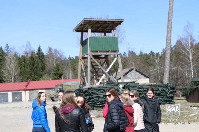 OVĢ skolēni piedalās talkā kopā ar pašvaldības domes vadību
