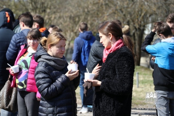 OVĢ skolēni piedalās talkā kopā ar pašvaldības domes vadību