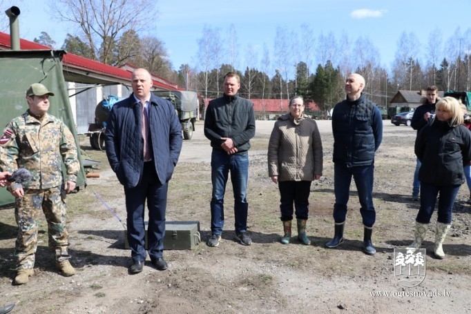 OVĢ skolēni piedalās talkā kopā ar pašvaldības domes vadību