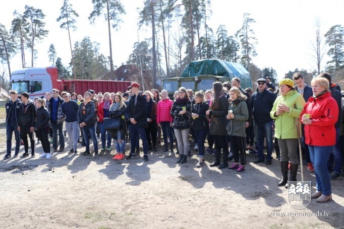 OVĢ skolēni piedalās talkā kopā ar pašvaldības domes vadību
