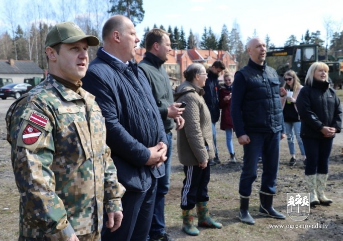 OVĢ skolēni piedalās talkā kopā ar pašvaldības domes vadību