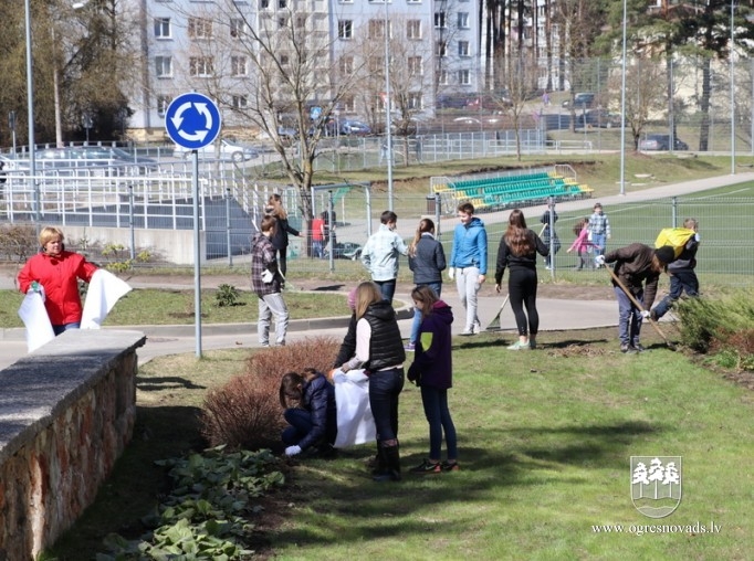 OVĢ skolēni piedalās talkā kopā ar pašvaldības domes vadību