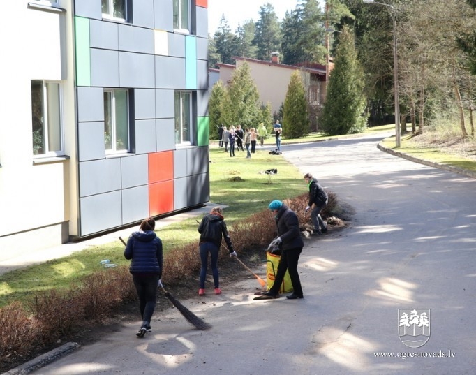 OVĢ skolēni piedalās talkā kopā ar pašvaldības domes vadību