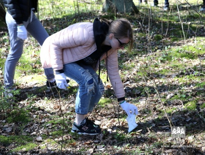 OVĢ skolēni piedalās talkā kopā ar pašvaldības domes vadību