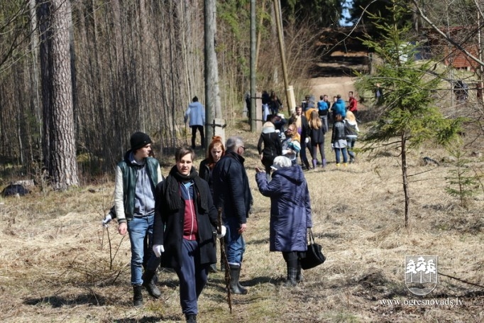 OVĢ skolēni piedalās talkā kopā ar pašvaldības domes vadību