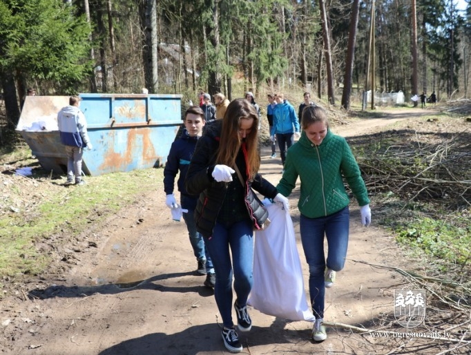 OVĢ skolēni piedalās talkā kopā ar pašvaldības domes vadību