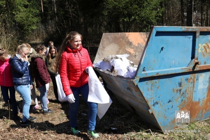 OVĢ skolēni piedalās talkā kopā ar pašvaldības domes vadību
