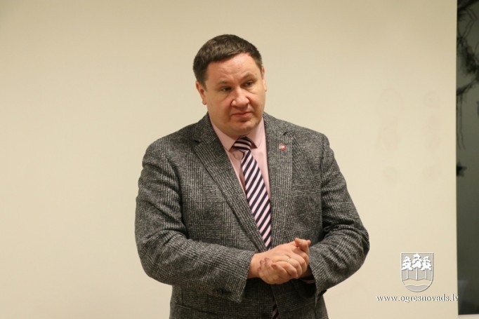 Prezentē grāmatu “Ogres novada kultūrvēstures pieminekļi”