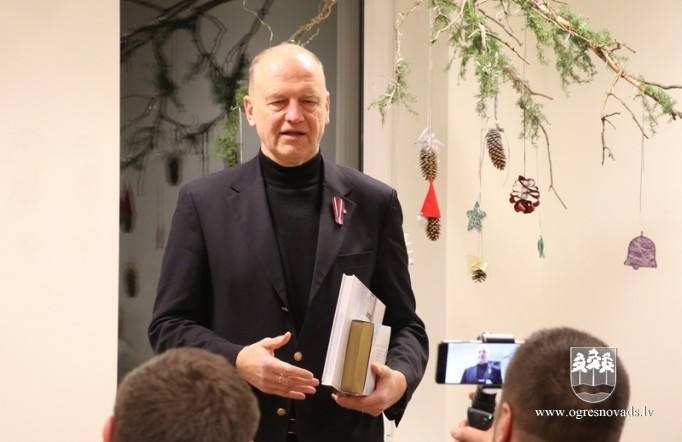 Prezentē grāmatu “Ogres novada kultūrvēstures pieminekļi”