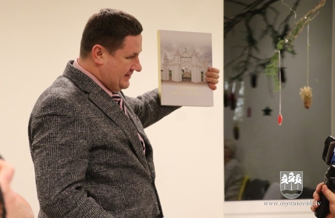Prezentē grāmatu “Ogres novada kultūrvēstures pieminekļi”