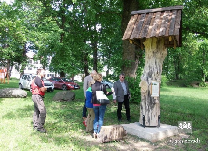 Latvijas pagastu ozolu birzs aug Madlienā
