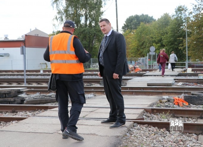 Uzsākti dzelzceļa sliežu pārejas remontdarbi Mālkalnes prospektā