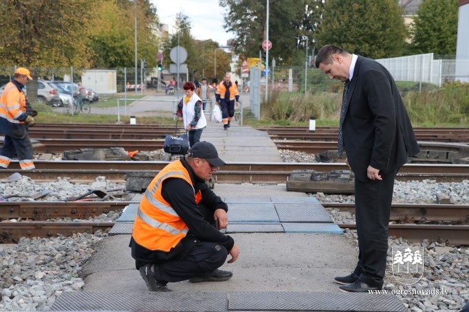 Uzsākti dzelzceļa sliežu pārejas remontdarbi Mālkalnes prospektā
